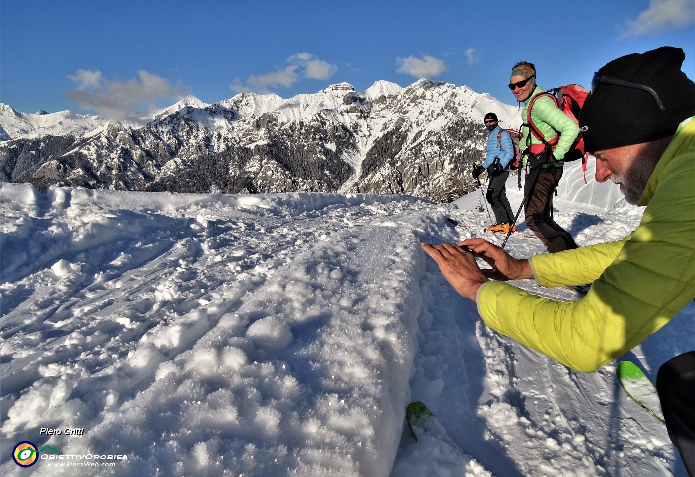 71 Piacevole incontro con amici di Villa d'Alme..., Valeriano intento a fotografare i cristalli di neve!.JPG